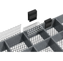 Detailaufnahme eines Gitterrosts mit Maschen und Befestigungsclips