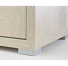 Detailansicht eines Holzschranks mit Füßen