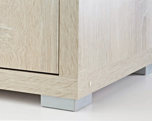 Detailansicht eines Holzschranks mit Füßen