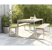 Gartenszene mit Holztisch und Bänken auf einer gepflasterten Terrasse