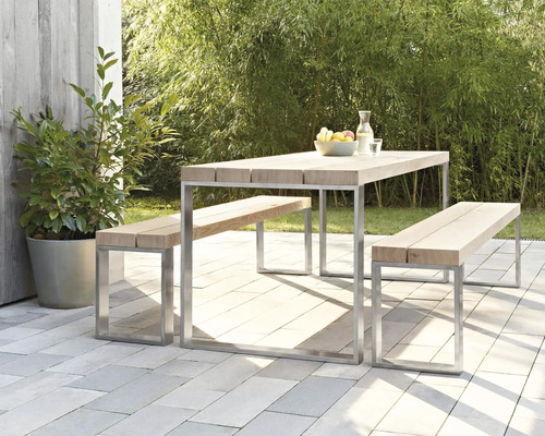 Gartensitzgruppe mit Holztisch und Holzbänken mit Stahlgestell auf einer Terrasse