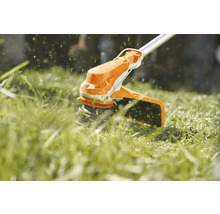 Rasentrimmer im Einsatz beim Grasschneiden