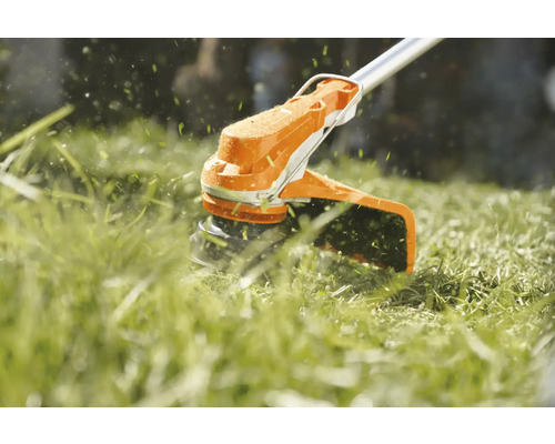 Rasentrimmer im Einsatz beim Grasschneiden