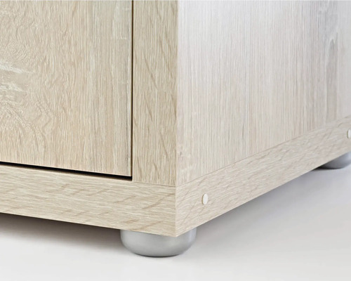 Detailansicht eines Möbels mit Holzstruktur und Füßen