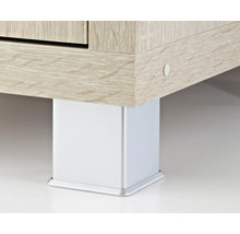 Detailansicht eines Möbelstücks mit Holzoptik und einem silberfarbenen, eckigen Bein.