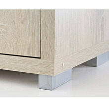 Detailaufnahme eines Holzschranks mit Füßen