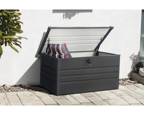 Geöffnete Gartenbox zur Aufbewahrung von Kissen und Auflagen