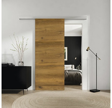 Innenarchitektur mit Schiebetür aus Holz, Kommode und Schlafzimmer im Hintergrund