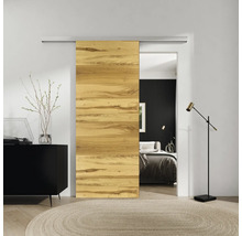 Teilweise geöffnete Schiebetür mit Holzstruktur in einem modernen Raum