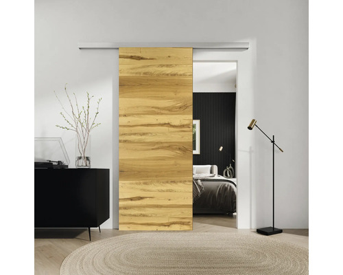 Schiebetürblatt MODERN-H 01 Balkeneiche 950x2030 mm für Beschlag Selir Teilweise geöffnete Schiebetür mit Holzstruktur in einem modernen Raum