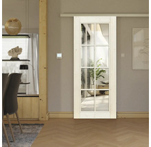 Holzschiebetür mit Glaseinsätzen in einem Wohnraum