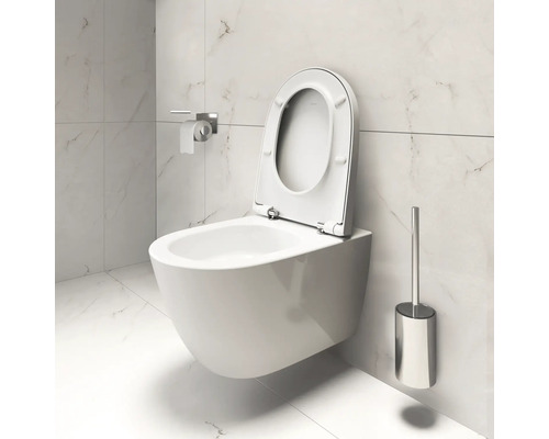 Wandhängendes WC mit offenem Spülrand, Toilettenpapierhalter und Toilettenbürste in einem hellen Badezimmer.