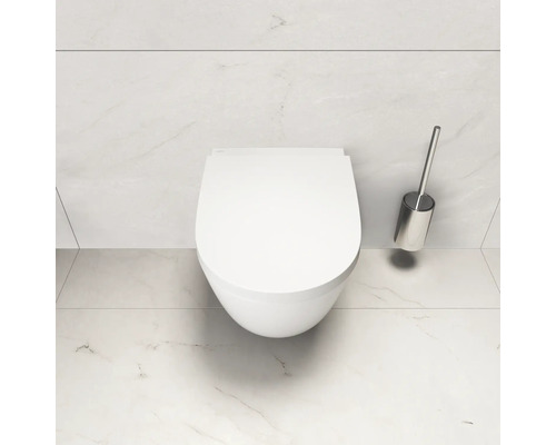 Wandhängendes WC mit Toilettenbürste im Badezimmer