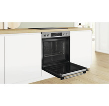 Einbauherd mit geöffneter Tür in einer modernen Küche.