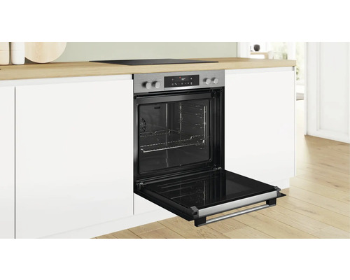 Einbauherd mit geöffneter Tür in einer modernen Küche.