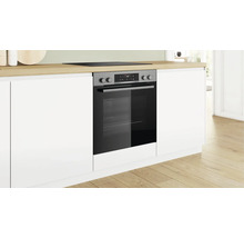 Einbauherd in moderner Küche mit weißen Schränken