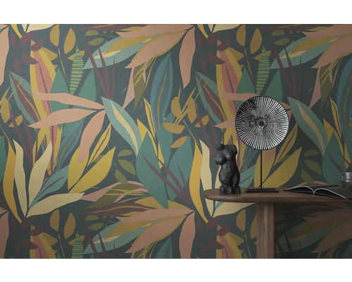 Dekorative Tapete mit Pflanzenmotiven im Interieur