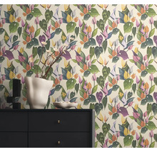 Zimmer mit floral gemusterter Tapete und Kommode