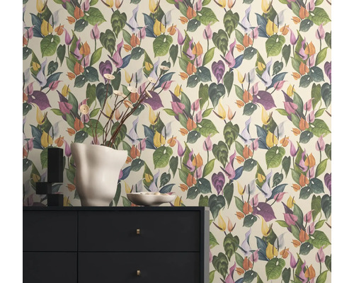 Zimmer mit floral gemusterter Tapete und Kommode