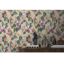 Dekorative Tapete mit Pflanzenmotiven in einem Wohnraum.