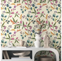 Dekoratives Zimmer mit Blumentapete und weißen Möbeln