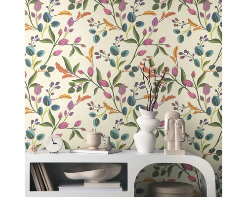 Dekoratives Zimmer mit Blumentapete und weißen Möbeln