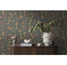 Dekoratives Interieur mit floraler Tapete, Kommode und Vasen