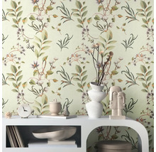 Dekoratives Zimmer mit Blumentapete und weißen Möbeln für ein gemütliches Ambiente