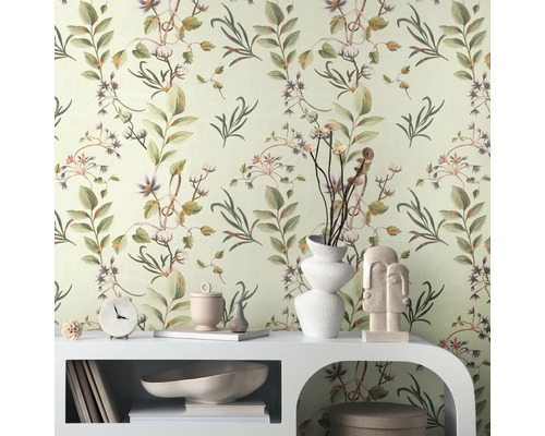 Dekoratives Zimmer mit Blumentapete und weißen Möbeln für ein gemütliches Ambiente