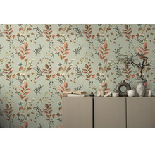 Wandgestaltung mit Blumentapete und Kommode mit Dekorationsgegenständen