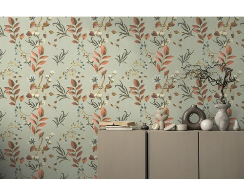 Wandgestaltung mit Blumentapete und Kommode mit Dekorationsgegenständen