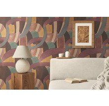 Wohnzimmer mit gemusterter Tapete, Lampe und Sofa