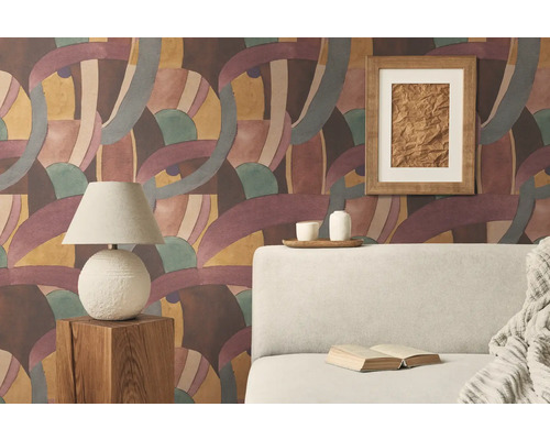 Wohnzimmer mit gemusterter Tapete, Lampe und Sofa