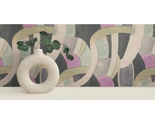 Dekorative Szene mit einer Vase mit Eukalyptus vor einer gemusterten Tapete.