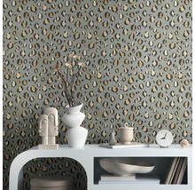 Raum mit grauer Tapete im Leopardenmuster und weißen Dekorationsgegenständen auf einem weißen Schrank