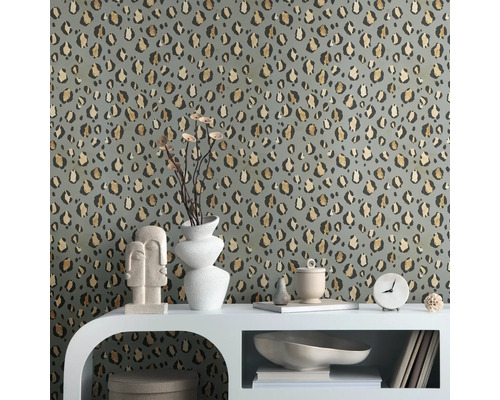 Raum mit grauer Tapete im Leopardenmuster und weißen Dekorationsgegenständen auf einem weißen Schrank