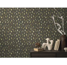 Raumansicht mit gemusterter Tapete und Dekorationsgegenständen auf einem Sideboard