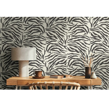 Szene mit Schreibtischlampe und Tapete im Zebra Design