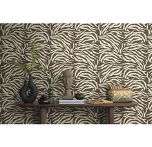 Raumansicht mit brauner Tapete im Zebramuster, dekoriert mit Vasen, Büchern und Dekorationen auf einem Holztisch.