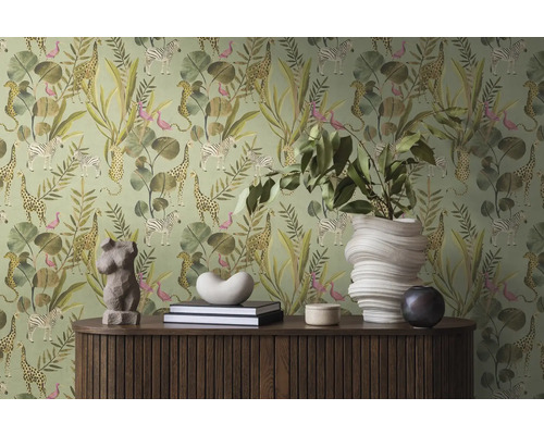 Szene mit einer Kommode vor einer grünen Dschungeltapete mit Tieren und Pflanzen