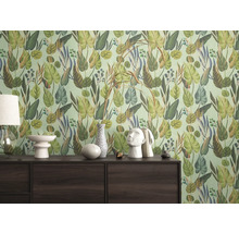 Innenraum mit grüner Blättertapete und dunklem Holzschrank mit Dekoration