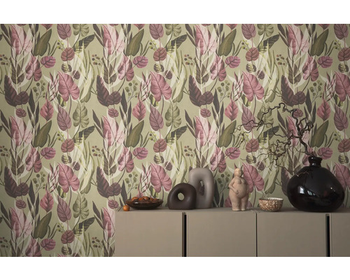 Raumansicht mit floraler Tapete und Dekoration auf einer Kommode