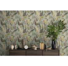 Dekorative Tapete mit Pflanzenmuster und Kommode