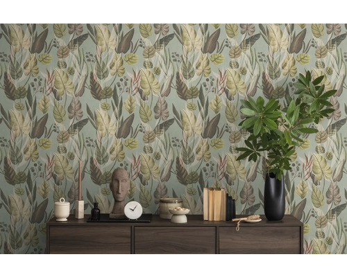 Dekorative Tapete mit Pflanzenmuster und Kommode