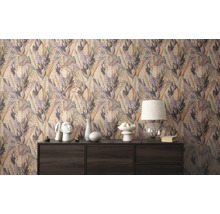 Wohnzimmer mit Kommode und Tapete mit Blattmuster