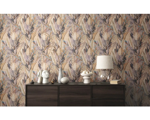 Wohnzimmer mit Kommode und Tapete mit Blattmuster