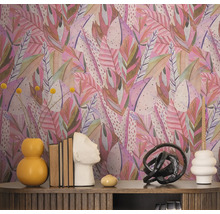 Dekoratives Zimmer mit einer rosa gemusterten Tapete mit Blättern