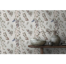 Tapete mit botanischem Blätterdesign in einem Interieur