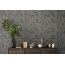 Dekoratives Zimmer mit gemusterter Tapete und Holzkommode