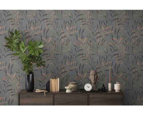 Dekoratives Zimmer mit gemusterter Tapete und Holzkommode